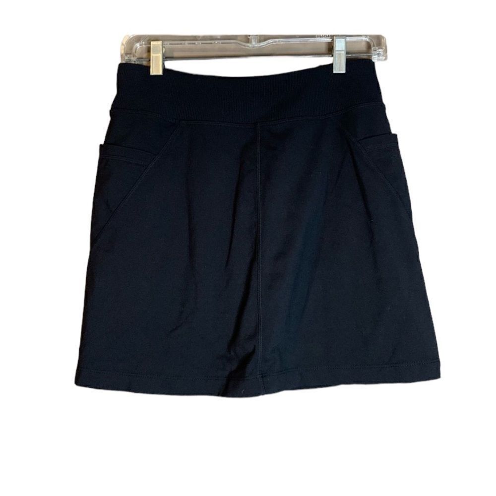 ‎Athleta black skort with dual pockets. Size small